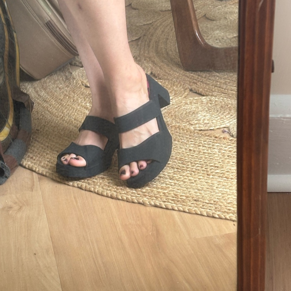 Swedish Hasbeens special matte black clogs